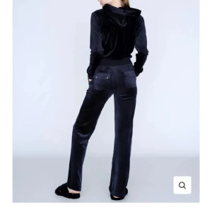 Night sky Juicy Couture  -  Säljer mina jätte fina juicy couture i jätte fint skick, knapp använda i sthl xxs, passar mig som är runt 165. Skriv om du vill ha bilder på💗, även Alla små detaljer är kvar. Dem är väldigt varma och sköna nu på vintern och sitter jätte fint.