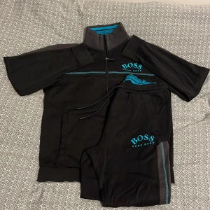 Hugo boss dress - Tja, säljer min Hugo boss dress som är i gott skick förutom ett hål i byxan men den påverkar inte fickan. Skriv gärna i pm om ni har frågor.😁