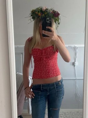 Blommig topp från Zara - Så söt topp! Den har ett litet hål på sidan men inget som är märkvärdigt!