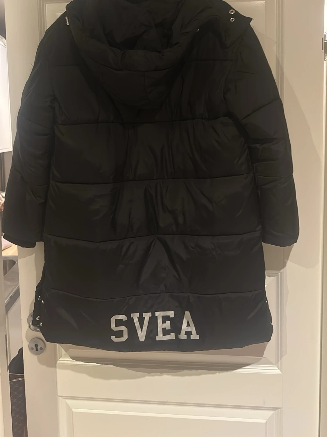 Svart lång dunjacka från SVEA - 1