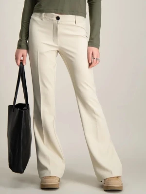 Beige kostymbyxa - Stilrena beige kostymbyxor med raka/utsvängda ben. Byxorna har hällor för skärp, knapp och dragkedja framtill samt två passpoalfickor bak som ger en klassisk look. I storlek 164. Köparen står för eventuell frakt.