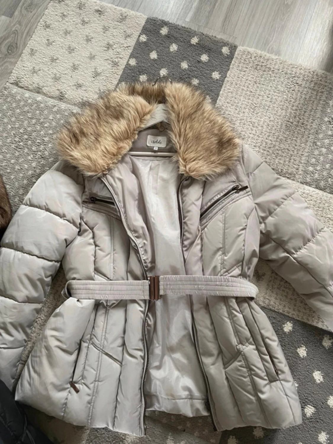 Ljusgrå pufferjacka med fuskpäls