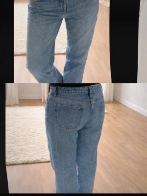 Ljusblå raka jeans Midwaist  - Säljer ett par ljusblå jeans med rak passform och klassisk femficksdesign. Jeansen har mid midja och stängs med dragkedja och knapp. Perfekta för en avslappnad och trendig look. Större M men en mindre L så ish storlek 40