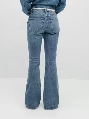 Blå bootcut jeans med hög midja - Snygga blå bootcut jeans med hög midja och klassiska fem fickor. Jeansen har en lätt tvättad look och är tillverkade i denim med stretch för skön passform. Perfekta för dig som gillar retrovibbar och vill ha ett par jeans som sticker ut. Finns lite tecken på slutbetyg längst ner då de har varit för långa men inget som syns tydligt!!!