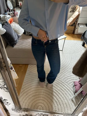 Blå bootcut jeans - Blåa jeans från H&M, pris kan diskuteras!💕