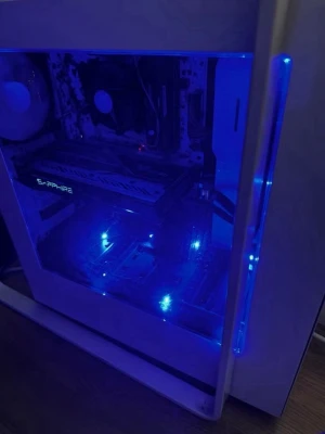 MSI Dator - MSI stationär dator i vitt chassi med sidofönster och blå LED-belysning. Stationär dator – i5, RX 480, 16GB RAM, SSD + HDD  Säljer min stationära dator i fint skick. Specifikationer: - Processor: Intel Core i5-6500 (4 kärnor, 3.2 GHz) - Grafikkort: Sapphire Nitro Radeon RX 480 (8 GB) - RAM: 16 GB DDR4 - Lagring: 500 GB SSD + 400 GB Hed - Moderkort: MSI B150M Mortar Arctic - OS: Windows 10 - Chassi: Vitt med sidofönster och blå LED-belysning (lampor kan stängas av/på) HÄMTAS I STOCKHOLM!