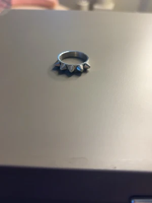 Edblad ring  - Säljer denna ring från Edblad i peak serien i silver. Storlek 17.50, nypris 350kr