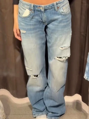 Wide jeans zara - Säljer dessa helt nya wide jeansen från Zara med låg midja i stl 38❤️prislapp och allt original kvar 