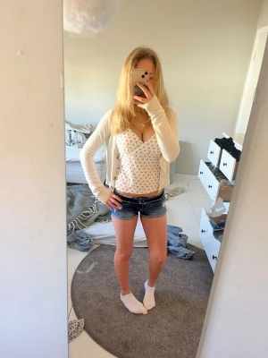 Blå denimshorts med slitningar - Säljer ett par blå denimshorts med slitna detaljer och uppvikta . Dom är perfekta nu till sommaren och säljer då dom tyvärr är lite små❣️skulle säga att dom passar bra till xxs🥰