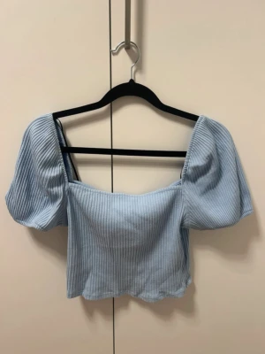 Ljusblå topp  - En ljusblå topp från H&M. Använd ett fåtal gånger. Storlek M, men passar även S. 🙌