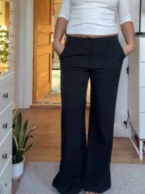 Kostymbyxor  - Skitnsygga helt nya kostymbyxor, långa på mig som är 170cm. Innebenslängden är 83cm, storleken är M men sitter snarare som S i midjan. 