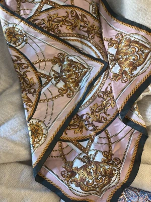 Scarf  - Scarf använd på väskan 