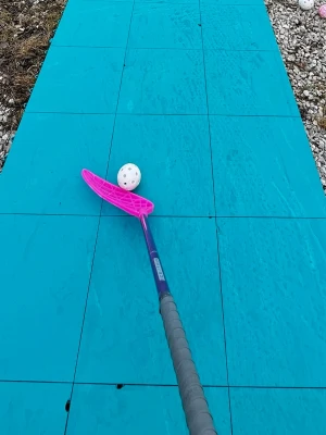 Innebandyklubba med rosa blad, Ice/Thin - Säljer en innebandyklubba med ett iögonfallande rosa blad och lila/rosa skaft. Greppet är grått och klubban är perfekt för dig som vill sticka ut på planen. Passar både träning och match. Innebandyboll ingår ej.