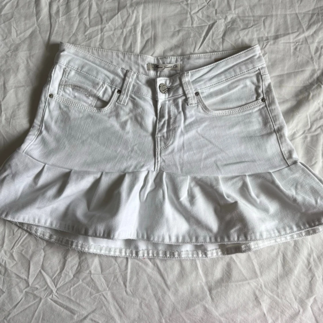 Vit jeanskjol med volang