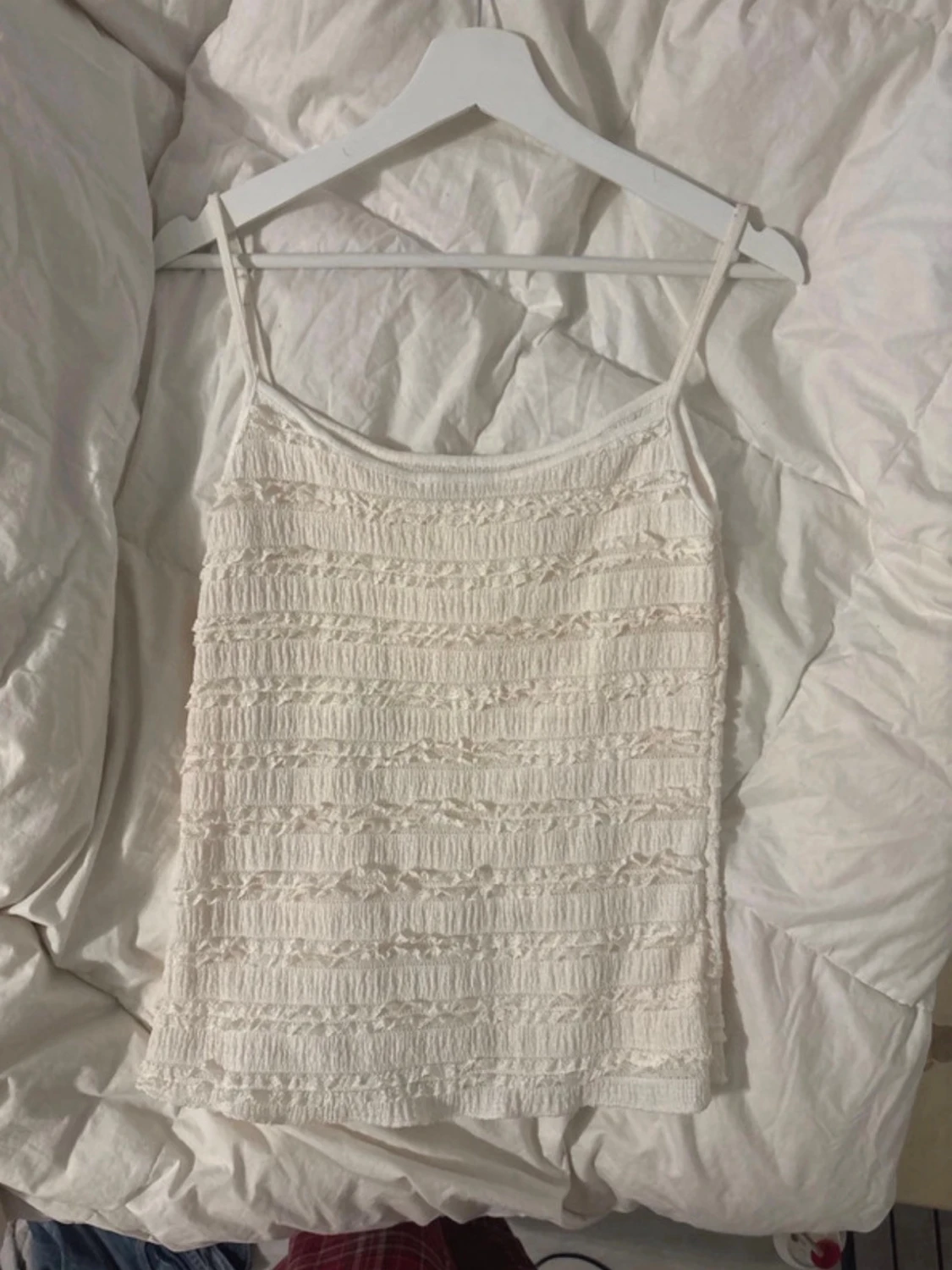 Vit smockad linnetopp med tunna band