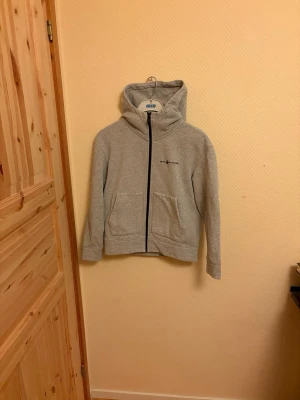 Sail Racing Zip-Hoodie - En väldigt snygg Sail Racing zip-hoodie 🤩 Storlek 170 cm men funkar även för dig som har storlek XS och Storlek S 🙌 har använts 2-3 gånger inga defekter!                                                                      Skriv vid mera frågor/bilder 🙌