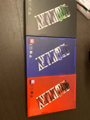 Subway trilogi boxar i färg - Säljer tre snygga boxar med titeln 'Subway' i svart, blå och röd färg. Omslagen har metallic-effekt och coola grafiska detaljer. Perfekt för dig som gillar samlarutgåvor och modern skönlitteratur med unik design. vissa klistermärken kan fattas