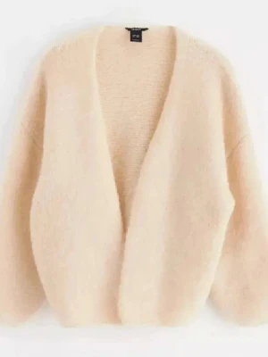 Beige fluffig kofta  - Mysig beige kofta från Lindex med öppen front och breda ärmar. Koftan är ganska använd men säljer billigt🥰