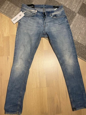 Dondup george 32 - Säljer nu dessa riktigt feta och eftertraktade dondup jeans modell george i storlek 32. Härlig färg, skön tvätt samt inga defekter. Priset går att diskutera. Hör av dig vid fler frågor!
