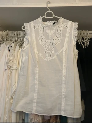 Kortärmad tröja - Super söt blus med volangkant! Skönt material 🥰 passar även mindre, sitter bra på mig med S/M