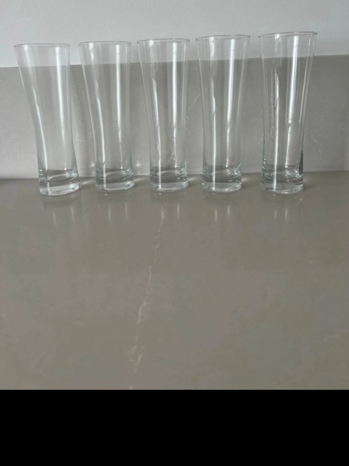 Fem höga dricksglas i glas