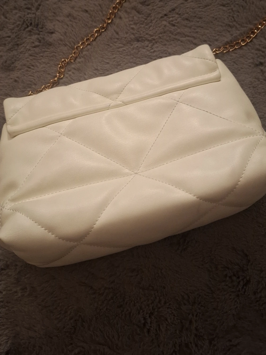 Vit quiltad axelväska med guldkedja - 1