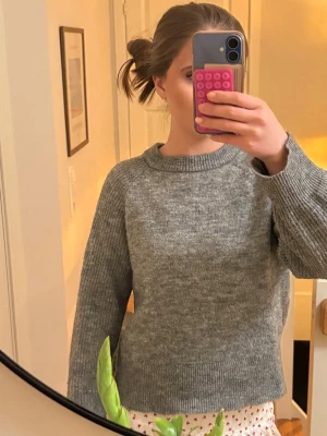 Grå stickad tröja med rund hals - Mysig grå stickad tröja💕