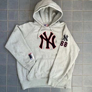 Majestic X MLB Yankees hoodie - Sällsynt äldre plagg av märket majestic i samarbete med MLB och new york yankees. Otrolig kvalitet, med allt påsytt och loggan i ett fleece aktigt material. Perfekt skick förutom 2 mindre bleknings fläckar där bak. Perfekt för vintage stil eller overshirt inför våren