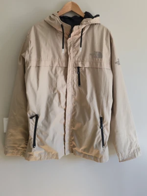 Beige vindjacka  - Tunn vindjacka perfekt till vår. 