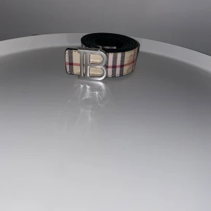 Burberry bälte  - Fräsch 110cm/justerbart bälte.