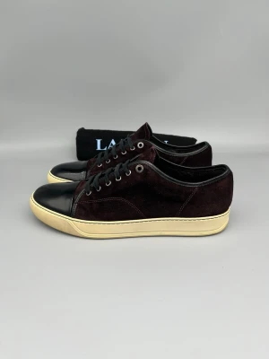 Lanvin Dbb1 Patent Cap Toe Skor Vinröd Mocka - • The shoes have been gently used and are in very good condition  • Size: EU45 / UK11 (fits 46)  • Color: Burgundy / Wine Red  • Retail price: 5000 SEK / 450€  • Dustbag included