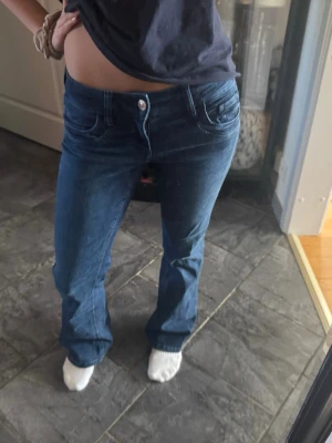 Lågmidjade jeans - super snygga lågmidjade jeans från Gina Tricot, stl 164 men passar även XS/S– jag är 167 cm och har vanligtvis S.  Säljes då de inte används längre. Bra skick 💙 