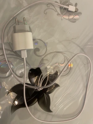 USB C laddare - Kanske är en snabbladdare jag vet faktist inte men den funkar iallafall