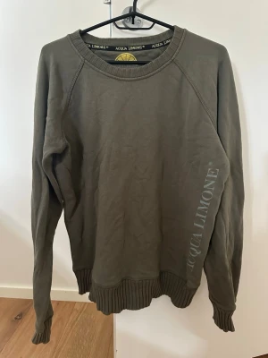 Acqua Limone - Khaki/olivgrön sweatshirt från Acqua Limone. Använd några få gånger och är i mycket gott skick