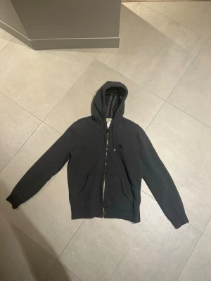  Burberry Zip-hoodie  - En mörkgrå Burberry ziphoodie i storlek M. Nu utan prislapp 