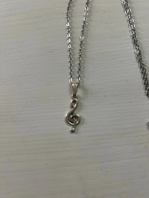 Silverhalsband g-klav 🩶🎼 - Snyggt silver halsband i rostfritt stål med tunn stilren kedja. I princip ny aldrig använd.