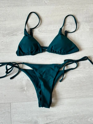 Mörkgrön trekantsbikini med knyt - Mörkgrön bikini i Stl Xs, oanvänd, vadderad, knytning j bak
