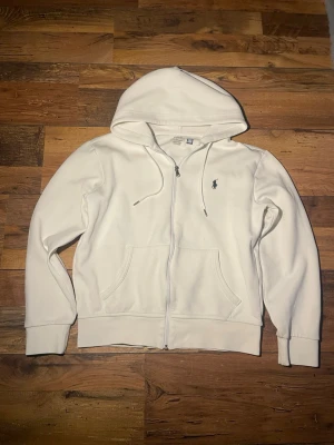  Polo Ralph Lauren zip hoodie  - Snygg vit zip tröja från Polo Ralph Lauren. Tröjan är i mycket bra skick,9/10. Bara att fråga vid funderingar! Snabb leverans, skickar samma dag. Priset kan såklart diskuteras.