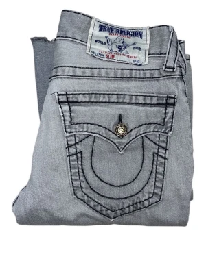 True Religion jeans - True Religion jeans omsydda till flared W31 saknar knapp (bild 3) [Ytterbenslängd 107cm] [Innerbenslängd 82cm] [Midja 43cm] [Benöppning 25cm] 