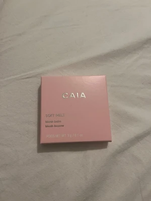 CAIA Soft Melt Lady Plum Rouge - Helt ny oöppnad. Krämrouge från CAIA i nyansen Lady Plum. Kommer i en stilren, ljusrosa fyrkantig dosa med spegel. Färgen är en djup plommonlila ton som ger ett fräscht och lystrigt resultat. Perfekt för att skapa en naturlig glow och enkel att blenda ut på kinderna.