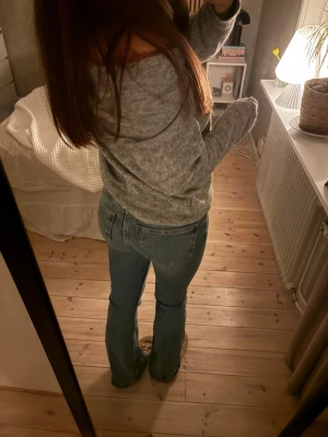 Blå bootcut jeans low waist  - Säljer ett par blå bootcut jeans från Gina. Har använt de max tre gånger. De är väldigt bekväma och passar till allt! 