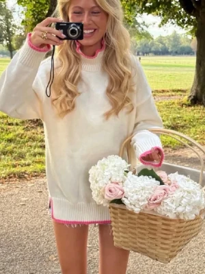 Super söt polo tröja  - Filippa Monts kollektion med meet me there!!! Säljer nu denna  oversized stickade tröjan i vit med rosa detaljer vid hals, ärmslut och nederkant. Tröjan har en avslappnad passform och långa ärmar, perfekt för en trendig och bekväm look. Säljer i storlek xxs/xs helt ny med prislapp kvar oversized i storleken så passar upp till m skulle jag säga! 