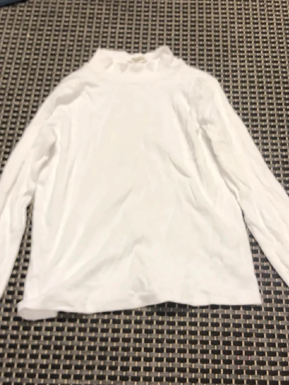 Vit polotröja med ribbad krage