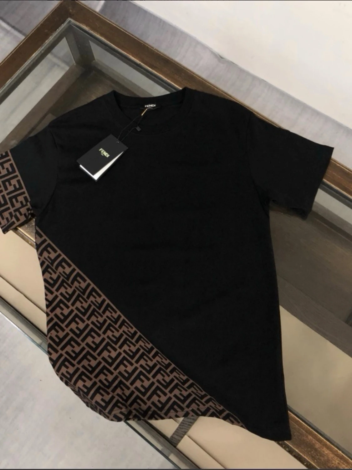 Svart och brun t-shirt