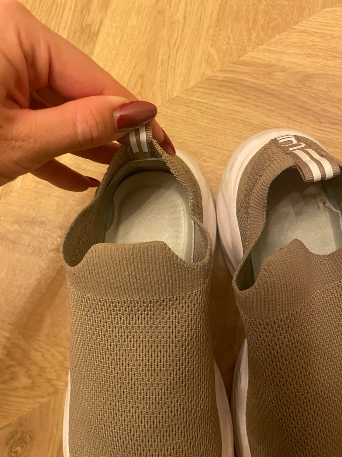 Beige slip-on sneakers från Amin - 3
