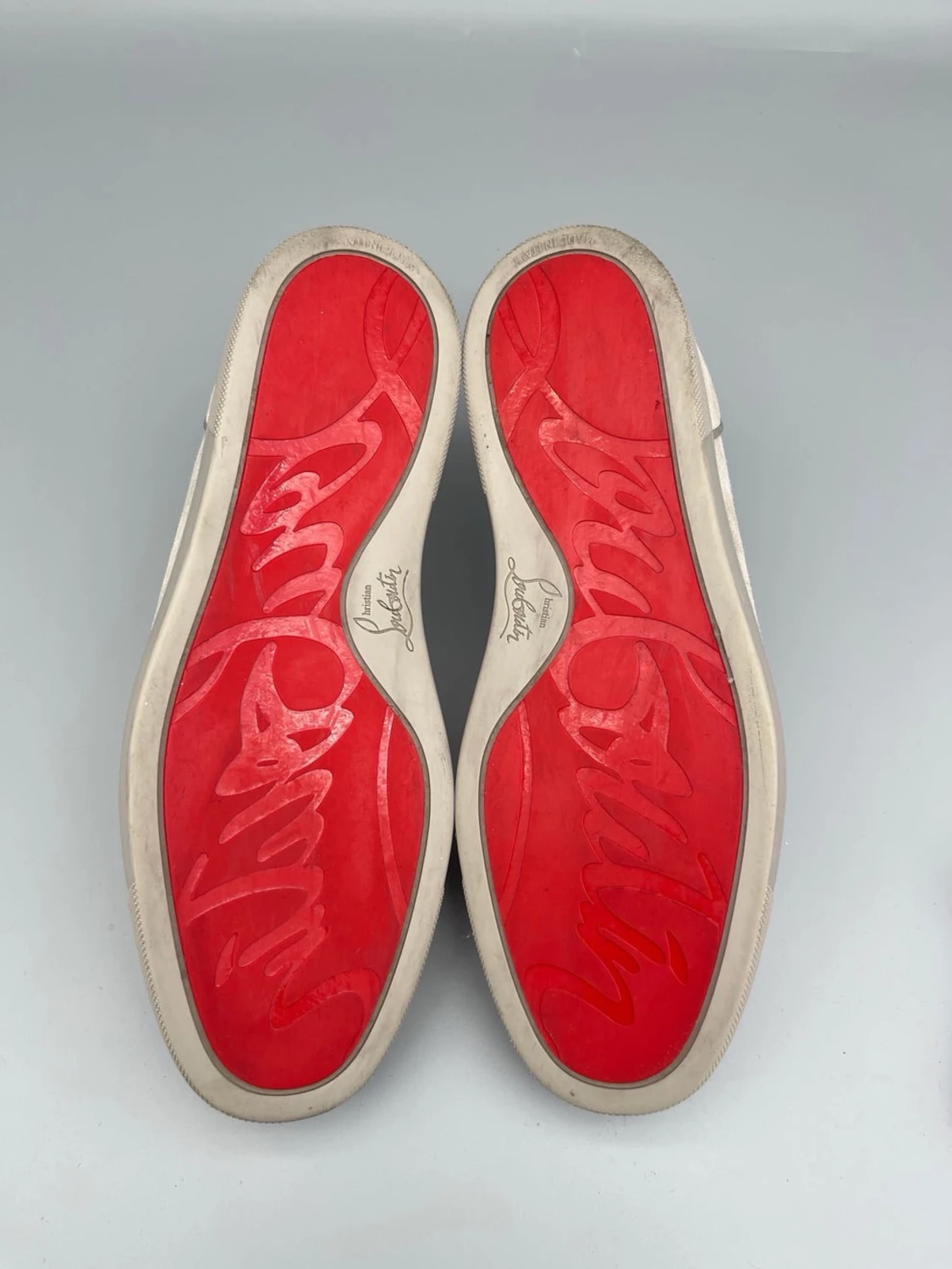 Louboutin skor i grå mocka med spikar  - 4