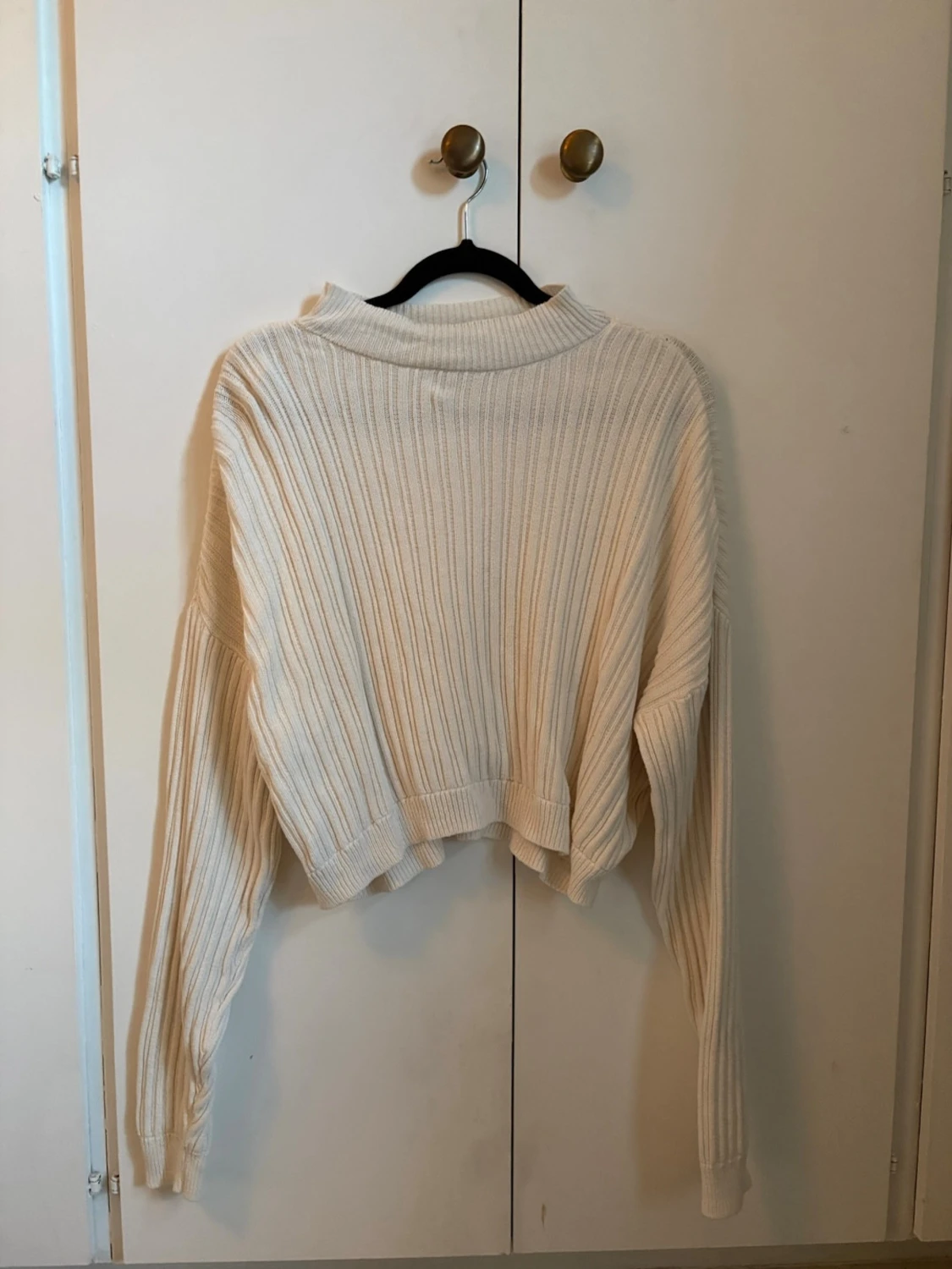 Vit ribbstickad croppad tröja