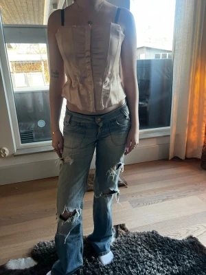 Beige satin korsett med raka linjer - Snygg beige korsett i satin med raka linjer och markerade sömmar framtill.