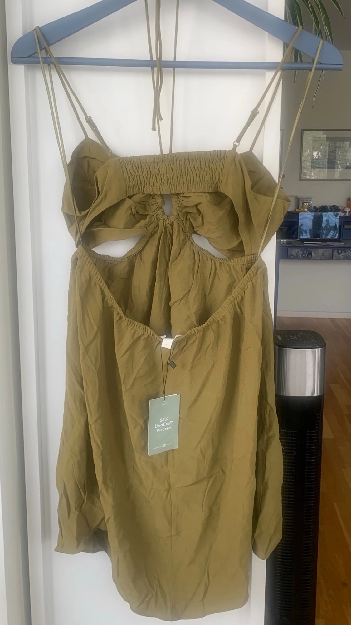 Olivgrön kort klänning med cut-out - 1