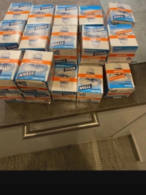 Halogenlampor Osram och Titan - Säljer ett gäng halogenlampor från Osram och Titan. Lamporna är genomskinliga och har reflektorglas med metallbas. Perfekta för spotlights eller belysning där du vill ha klart och starkt ljus. Kommer i originalkartonger med blå, vita och orange detaljer.